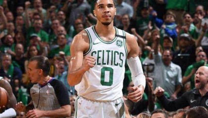 足球比分-连续两战44+ 收放自如塔图姆已是联盟超级得分手