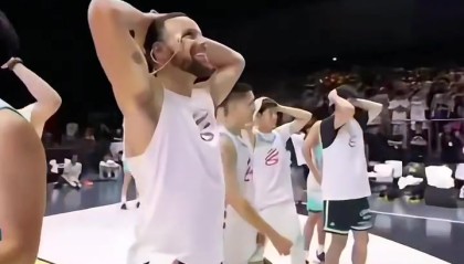 乐鱼网址-虽败犹荣！库里赛后展露笑容，与中国三分绝杀选手共庆晚安手势